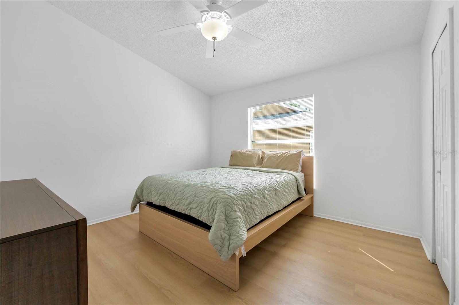 Listing photo id 13 for 2308 Donegan Place