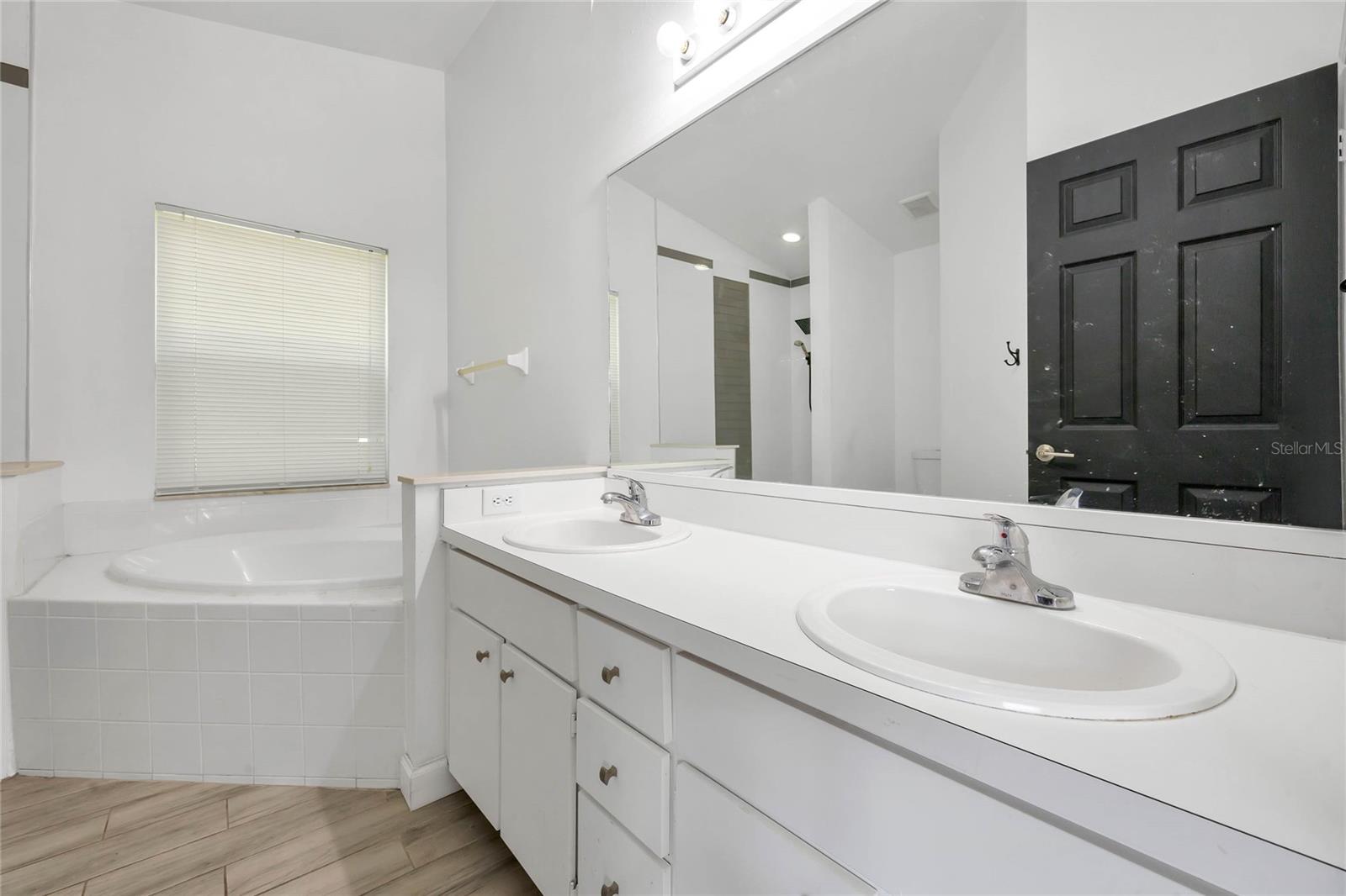 Listing photo id 14 for 2308 Donegan Place