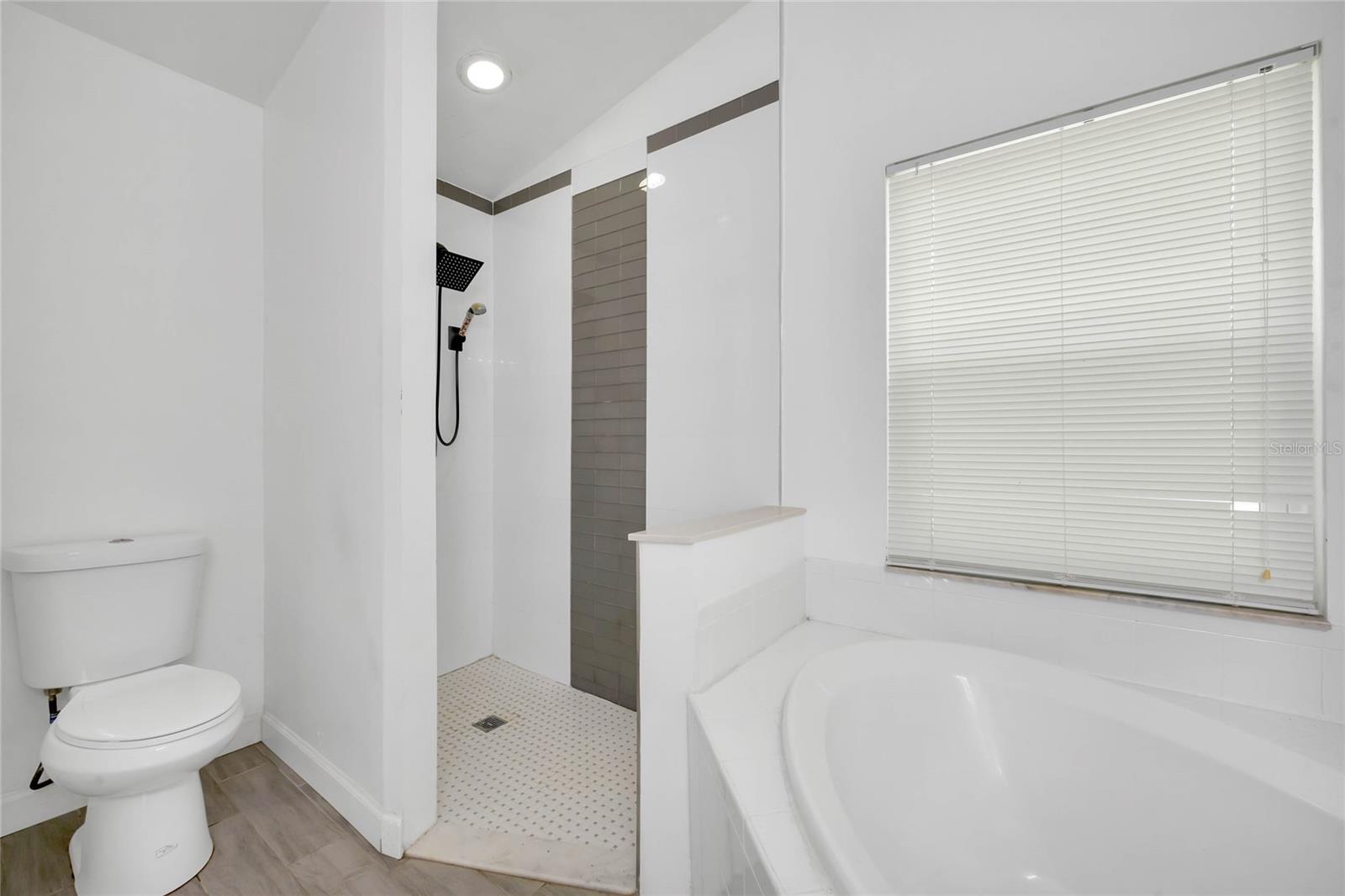 Listing photo id 15 for 2308 Donegan Place