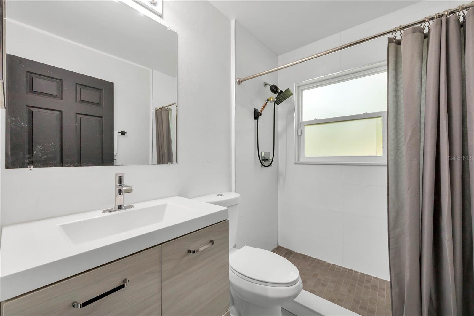 Listing photo id 16 for 2308 Donegan Place