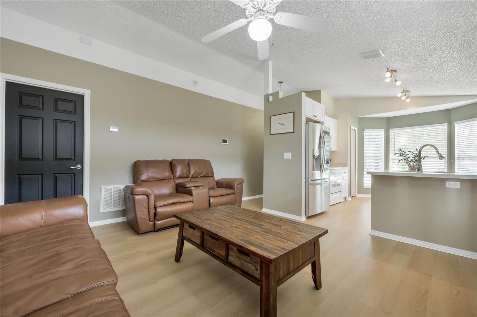 Listing photo id 5 for 2308 Donegan Place