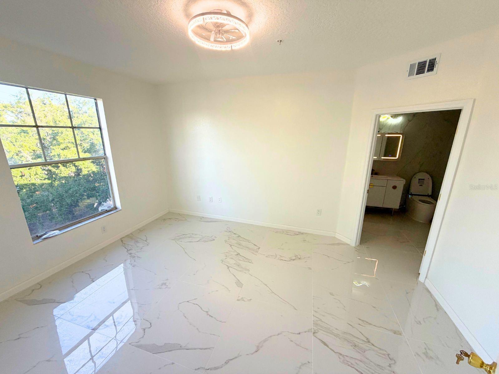 Image 22 of 28 For 5560 Metrowest Blvd  308