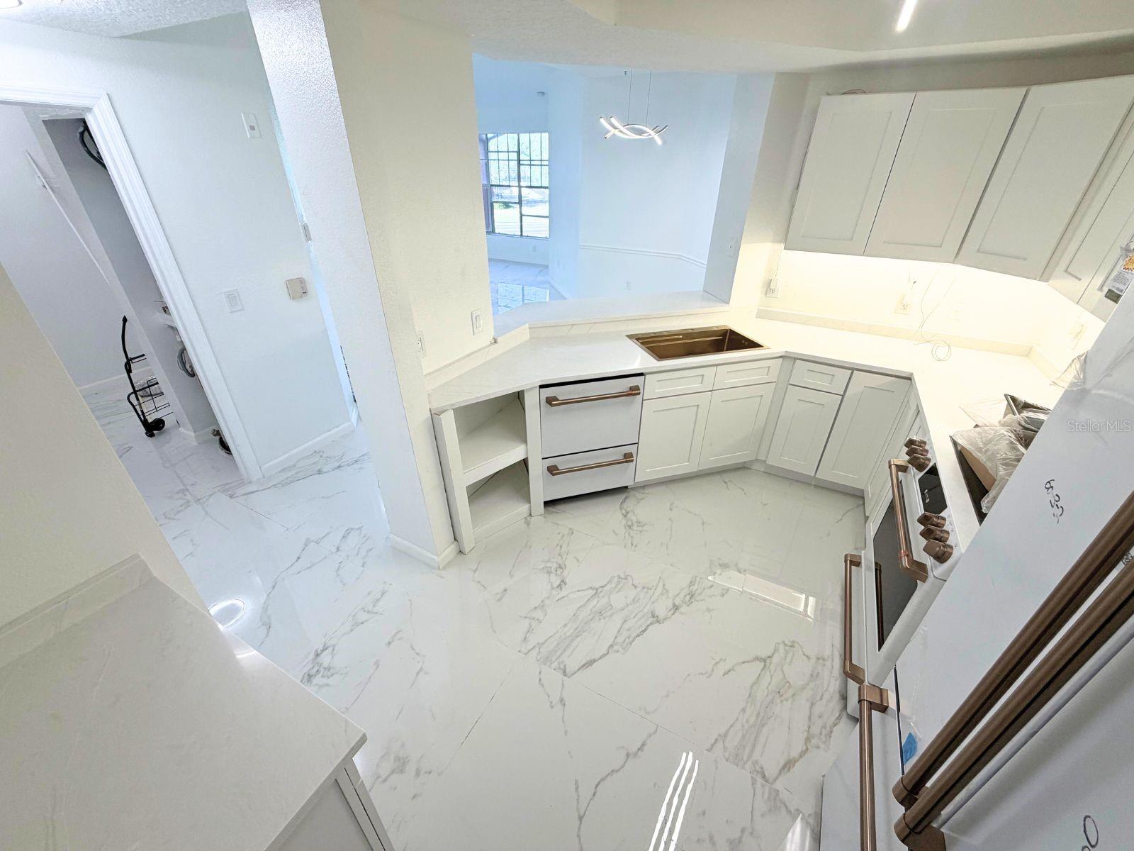 Image 7 of 28 For 5560 Metrowest Blvd  308