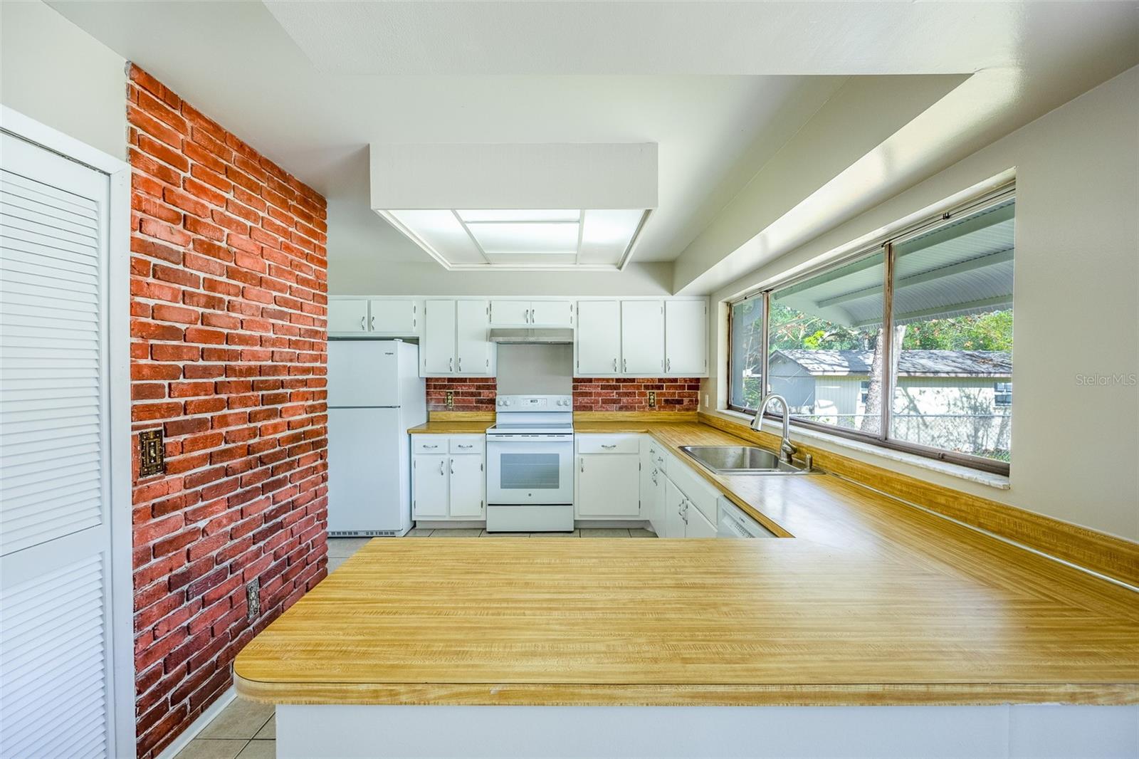 Image 8 of 16 For 605 Antilla Avenue