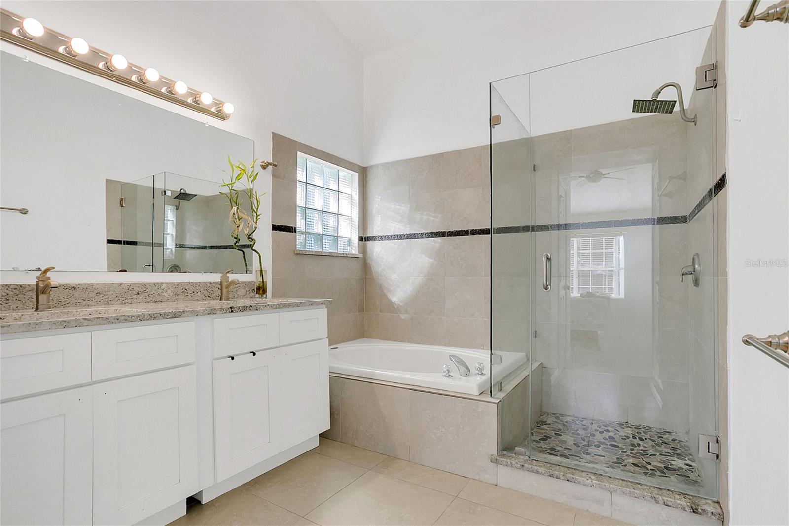 Image 14 of 36 For 964 Charing Cross Circle