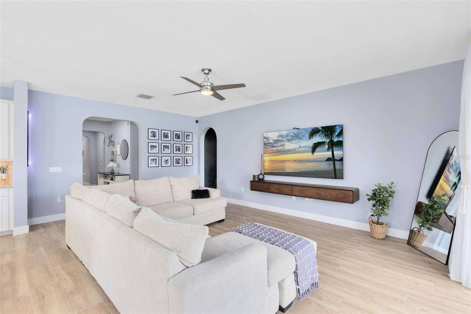 Image 14 of 39 For 1048 Fountain Coin Loop