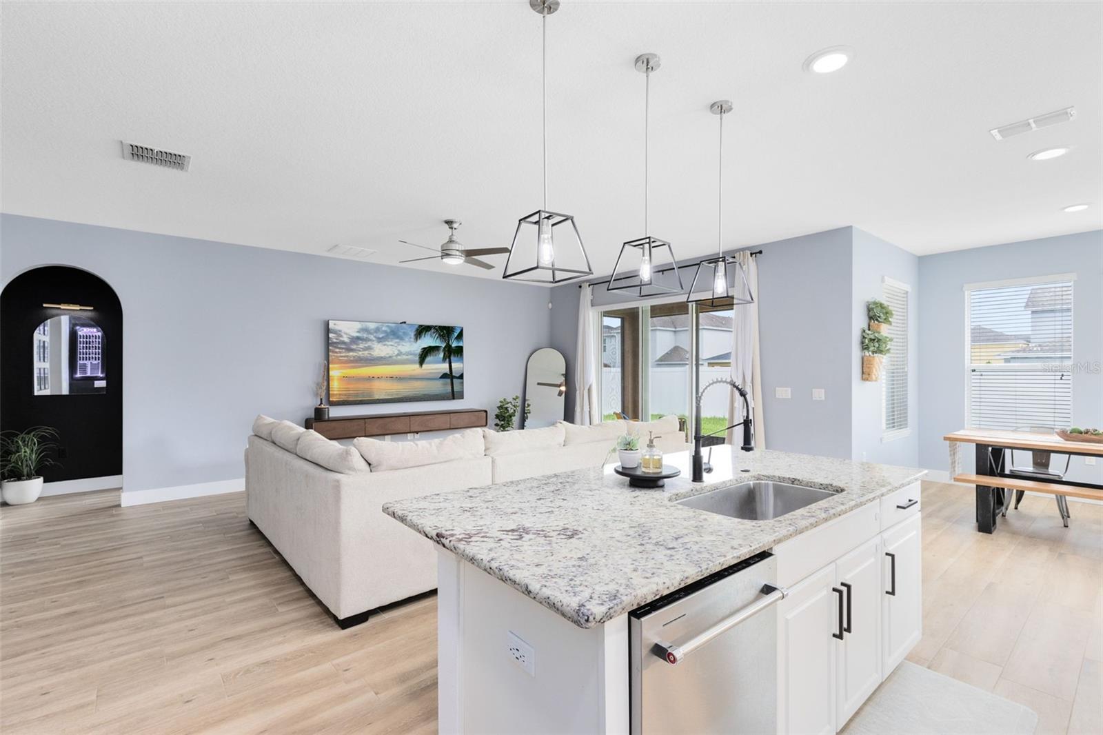 Image 19 of 39 For 1048 Fountain Coin Loop