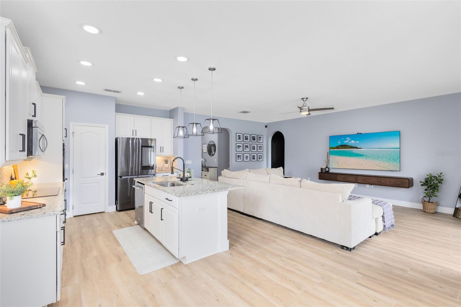 Image 4 of 39 For 1048 Fountain Coin Loop