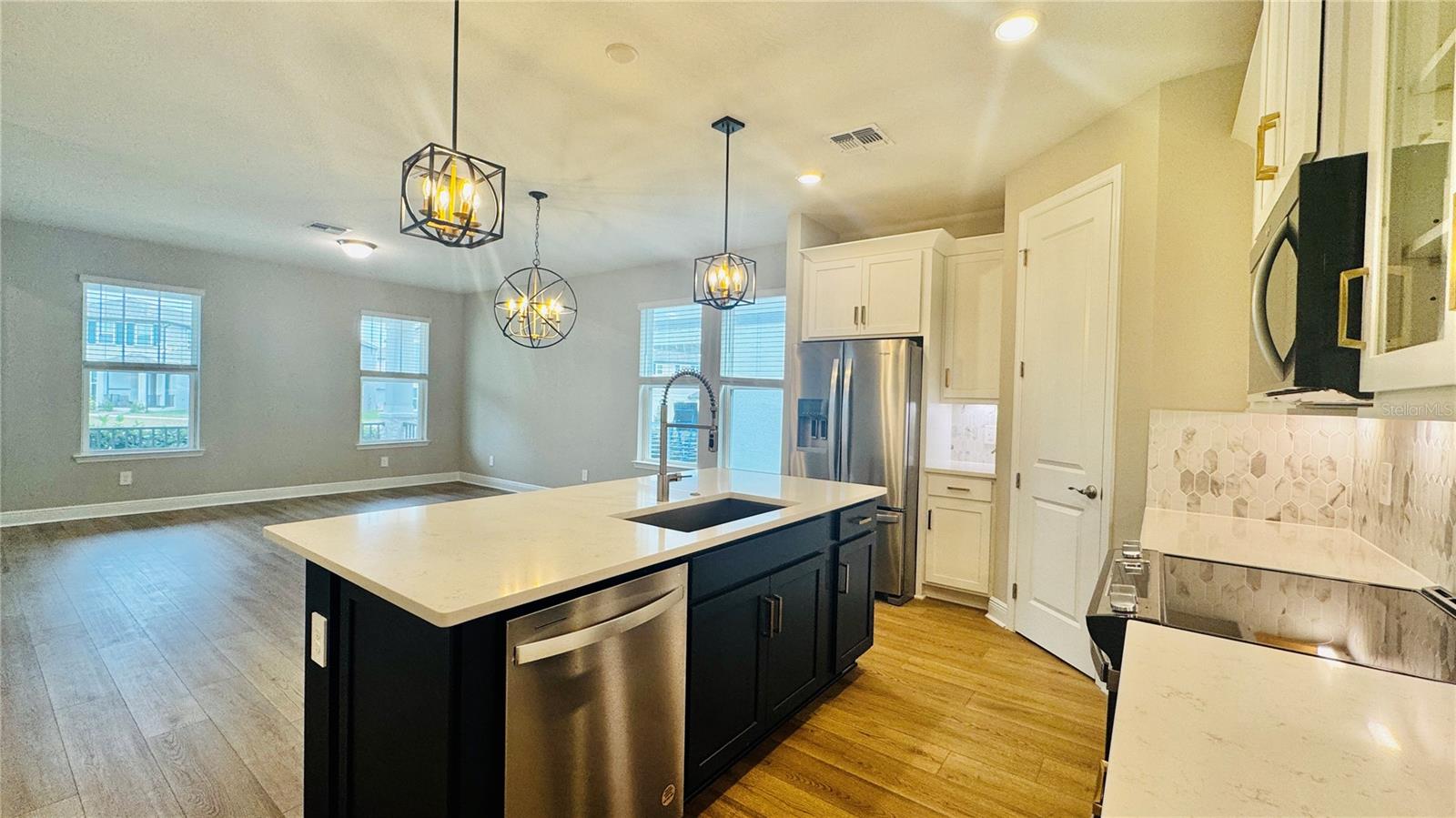 Image 8 of 30 For 5003 Railroad Vine Alley