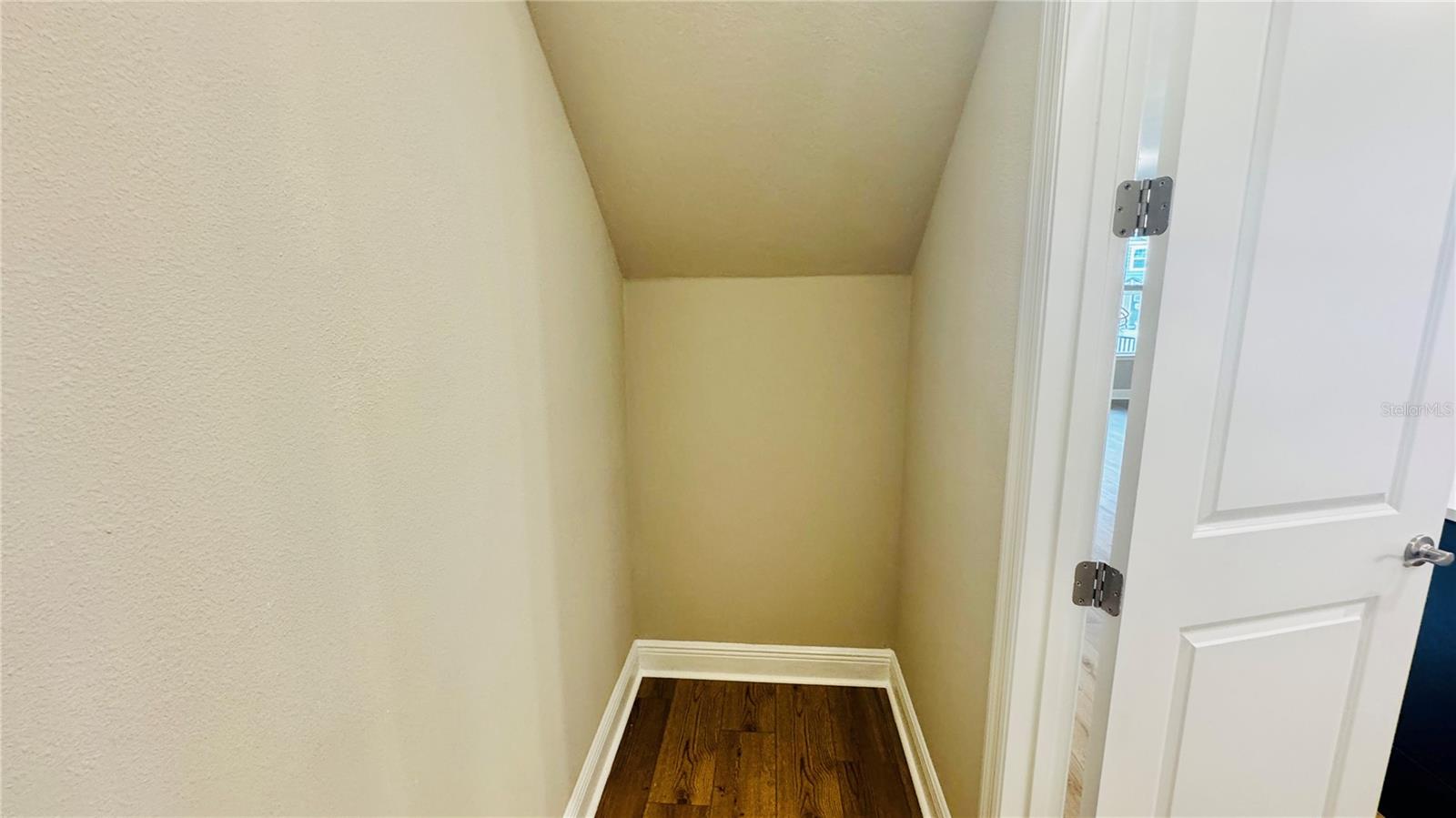 Image 9 of 30 For 5003 Railroad Vine Alley