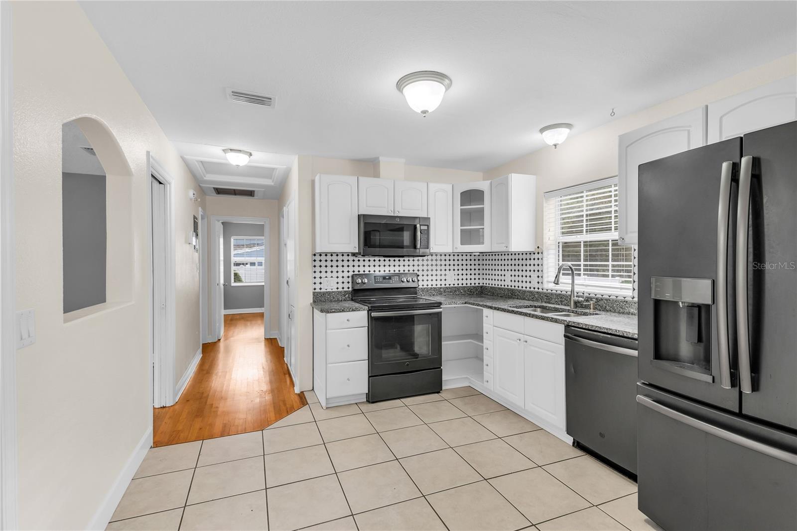 Image 10 of 23 For 1124 Edgewater Court