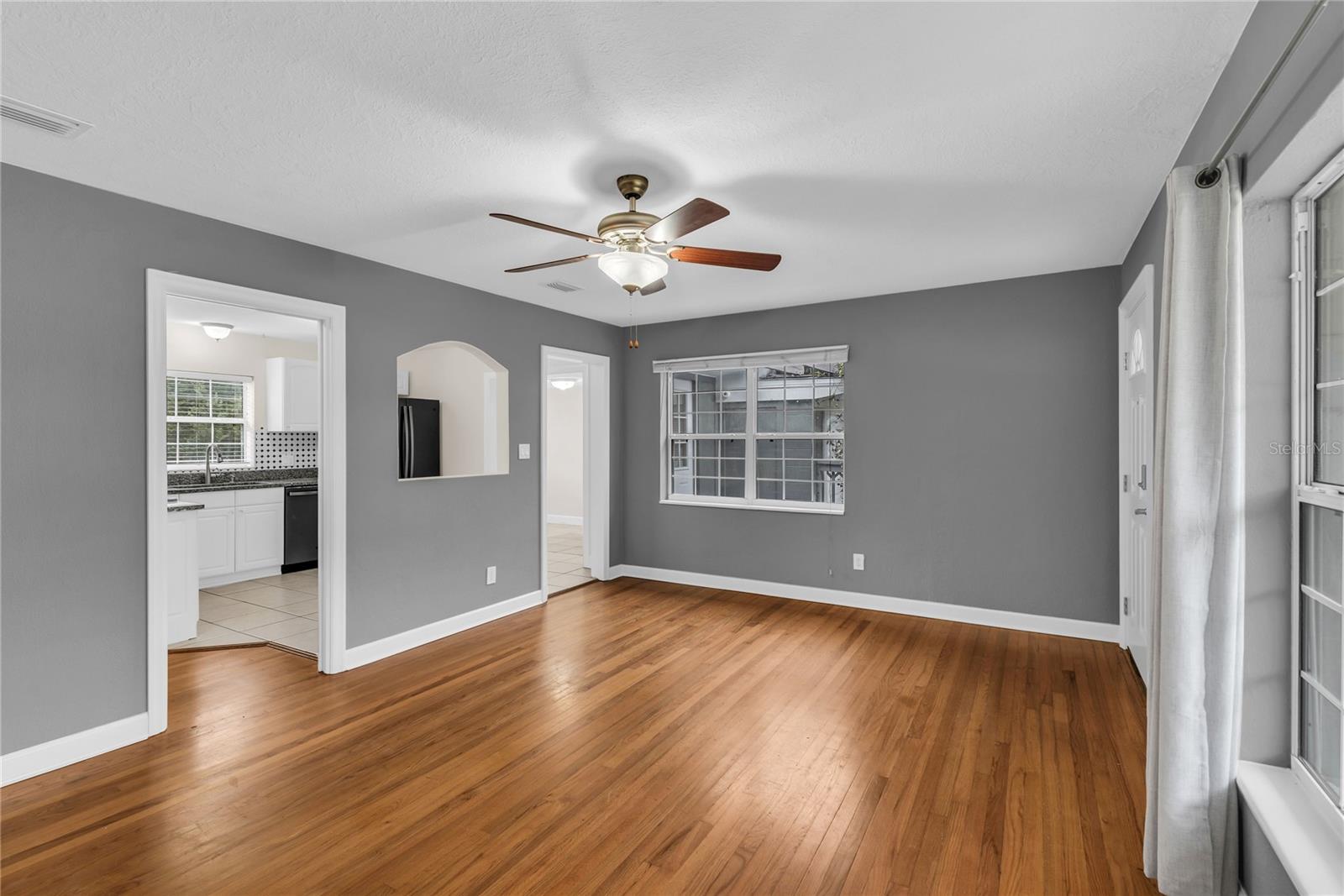 Image 6 of 23 For 1124 Edgewater Court