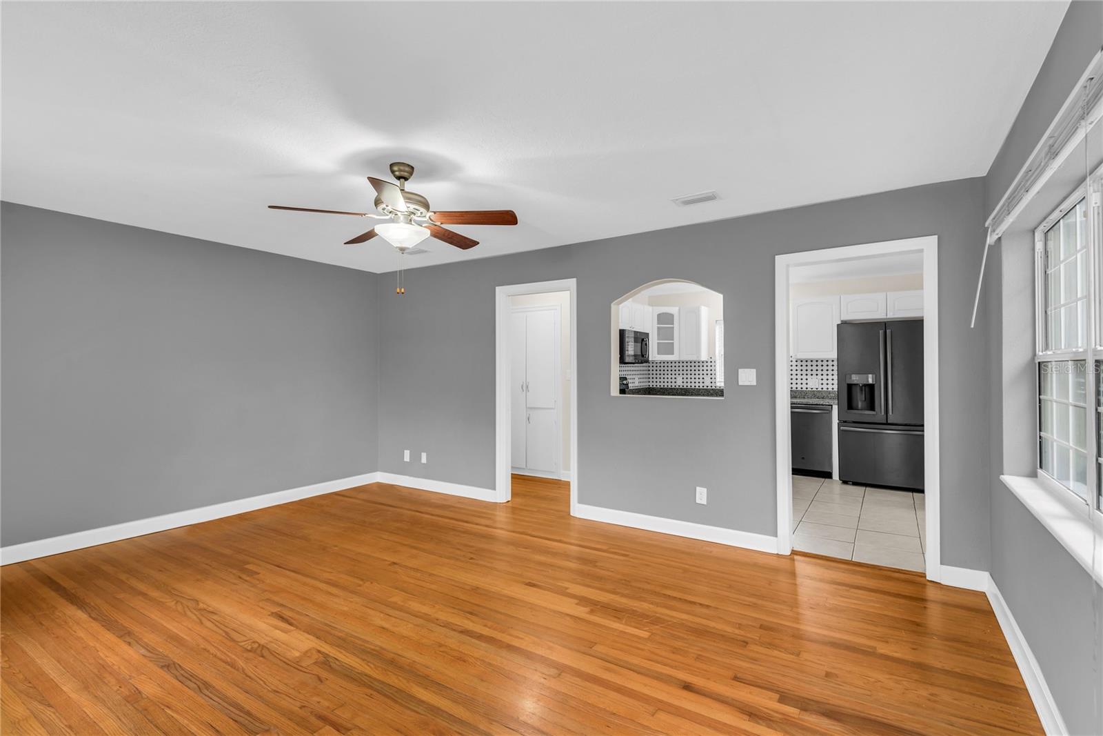 Image 7 of 23 For 1124 Edgewater Court