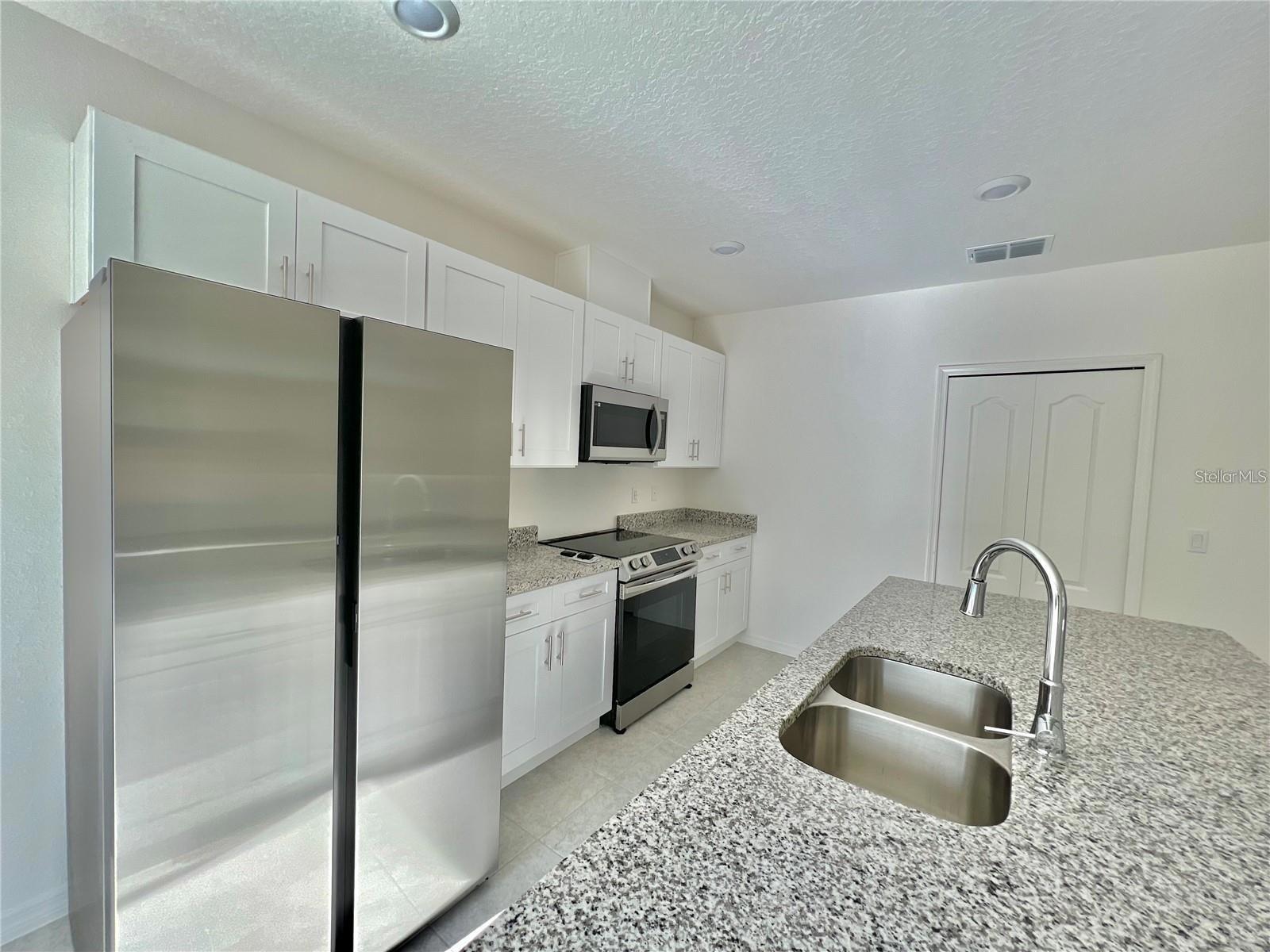 Image 7 of 27 For 560 Walnut Avenue