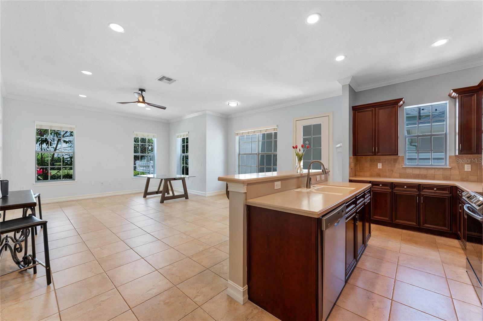 Image 18 of 23 For 915 Greenlawn Street