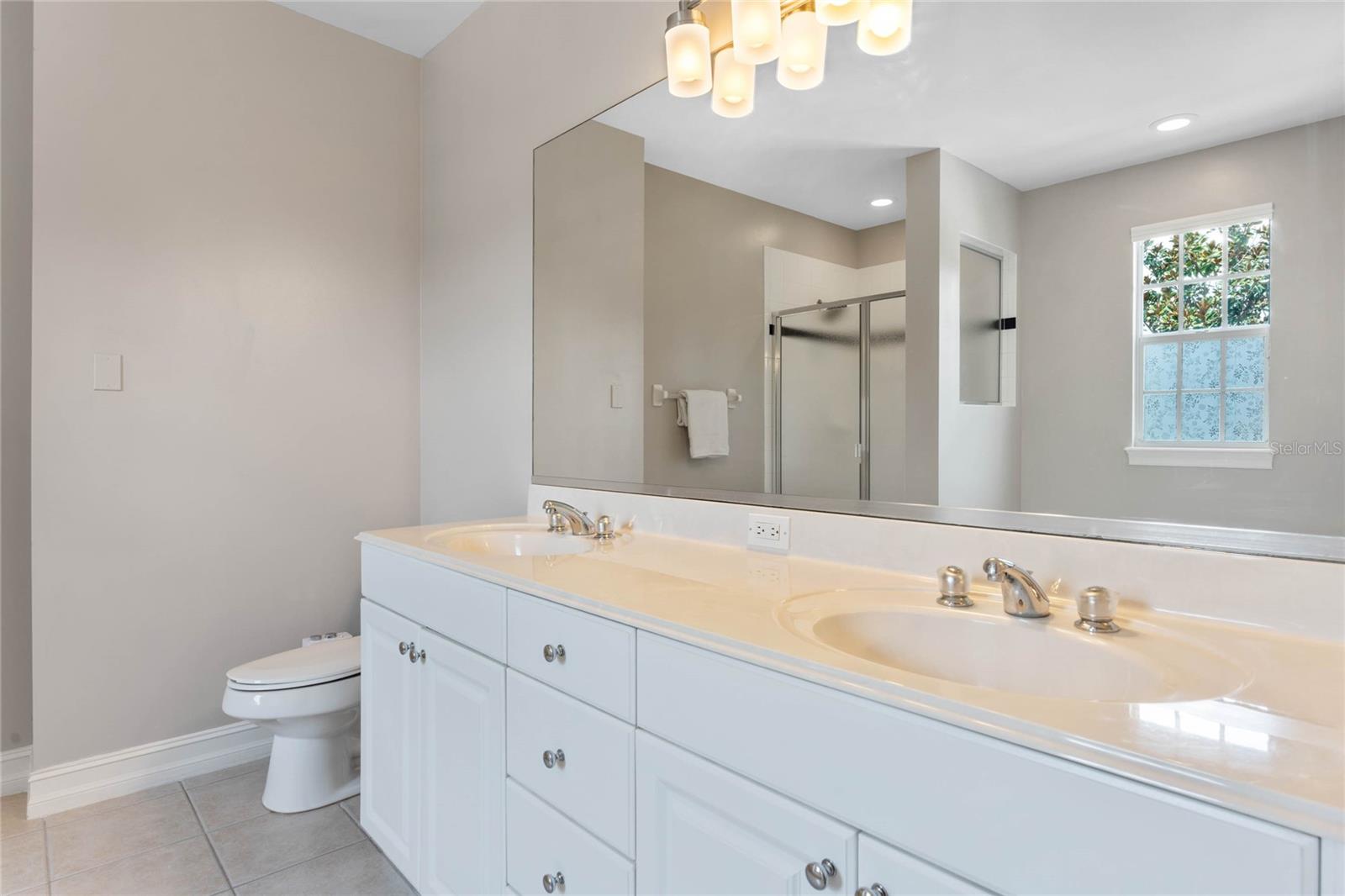 Image 5 of 23 For 915 Greenlawn Street