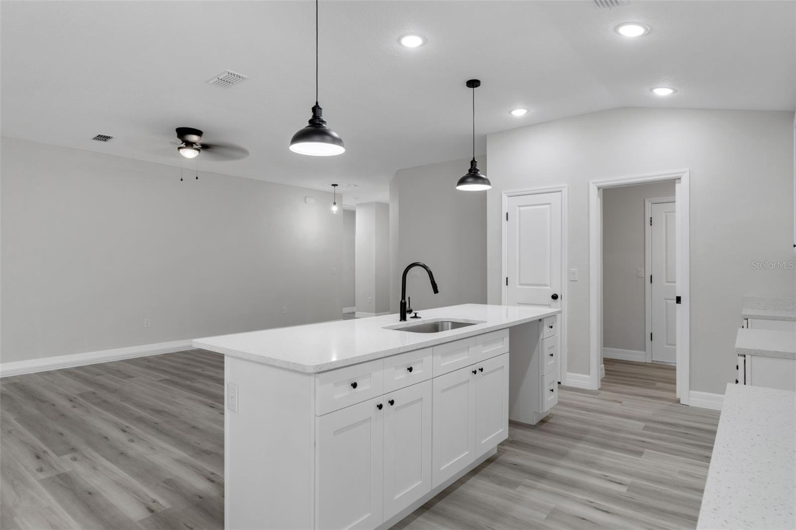 Listing photo id 5 for 43 Croft Ave.