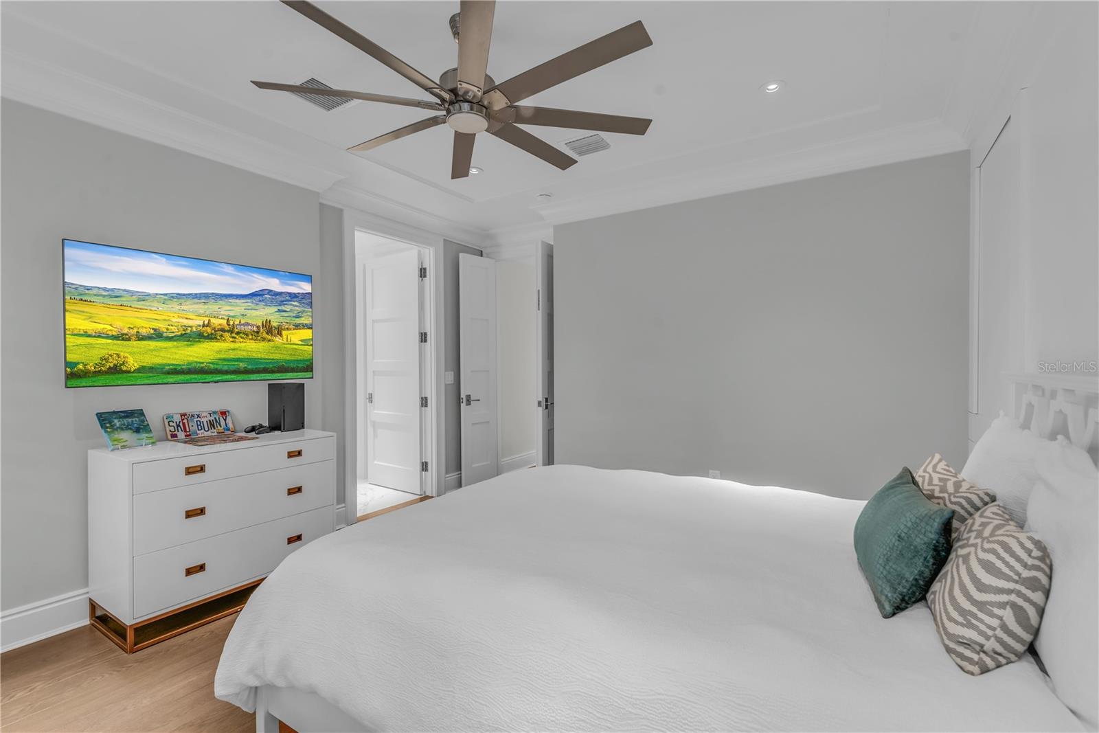 Image 83 of 86 For 637 Park Avenue