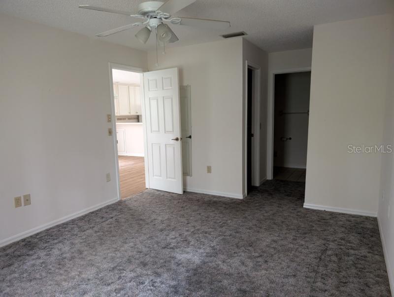 Listing photo id 4 for 13229 Molitor Court