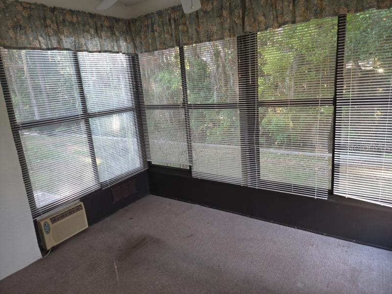 Listing photo id 7 for 13229 Molitor Court