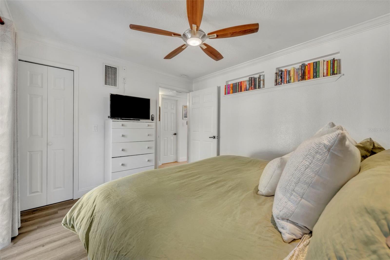 Image 14 of 19 For 1535 Catherine Street 42