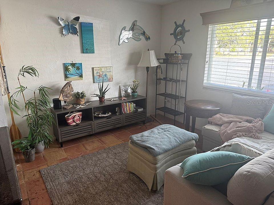 Image 2 of 6 For 525 Manatee Court 8