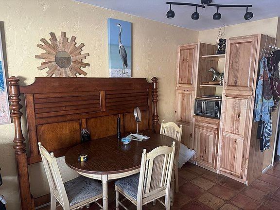 Image 4 of 6 For 525 Manatee Court 8