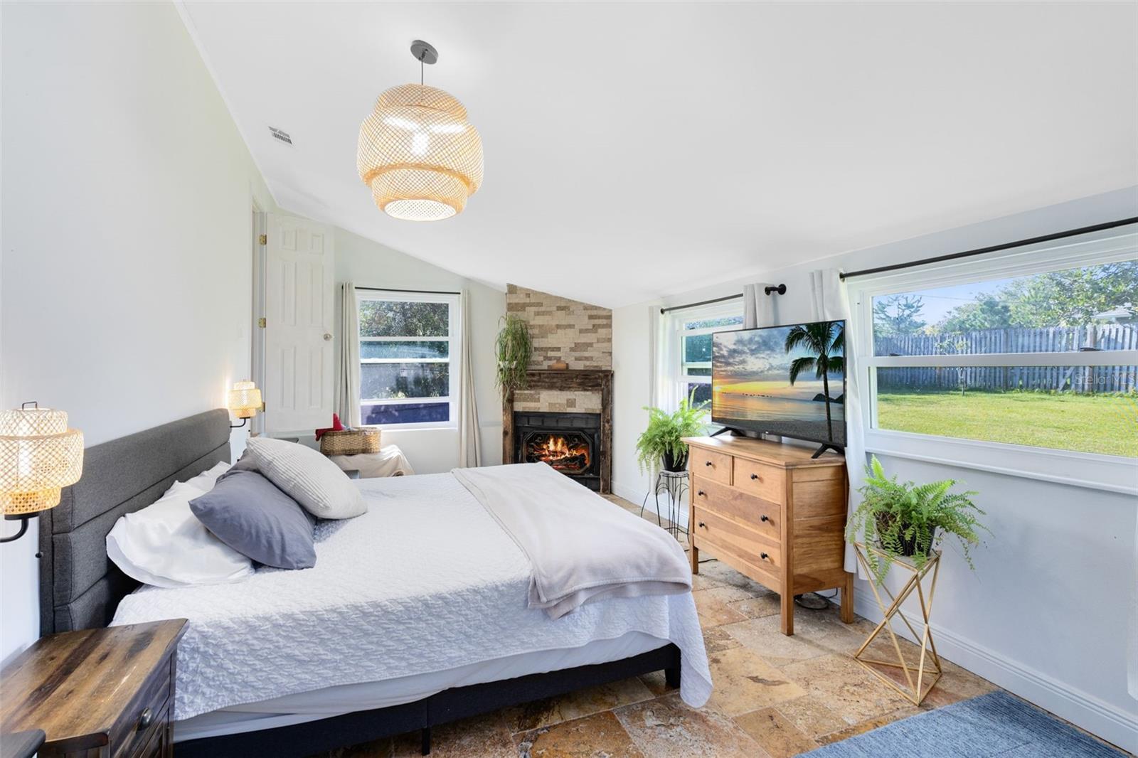 Image 18 of 46 For 2330 Narcissus Avenue