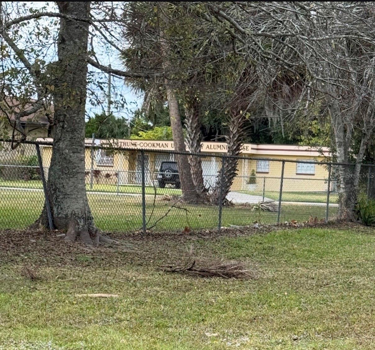 Image 13 of 14 For 555 Oak Street