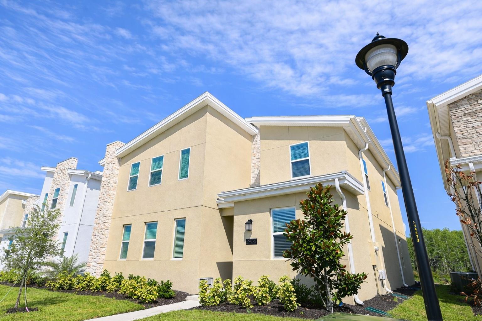 Image 2 of 100 For 2956 Penelope Loop