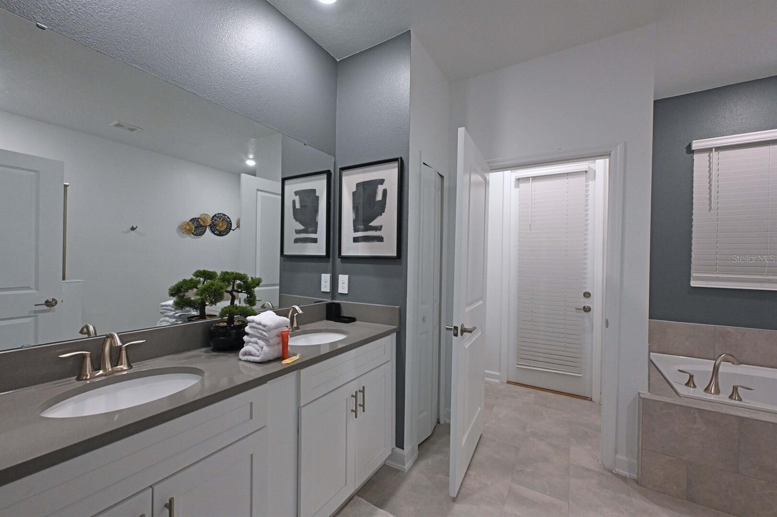 Image 33 of 100 For 2956 Penelope Loop