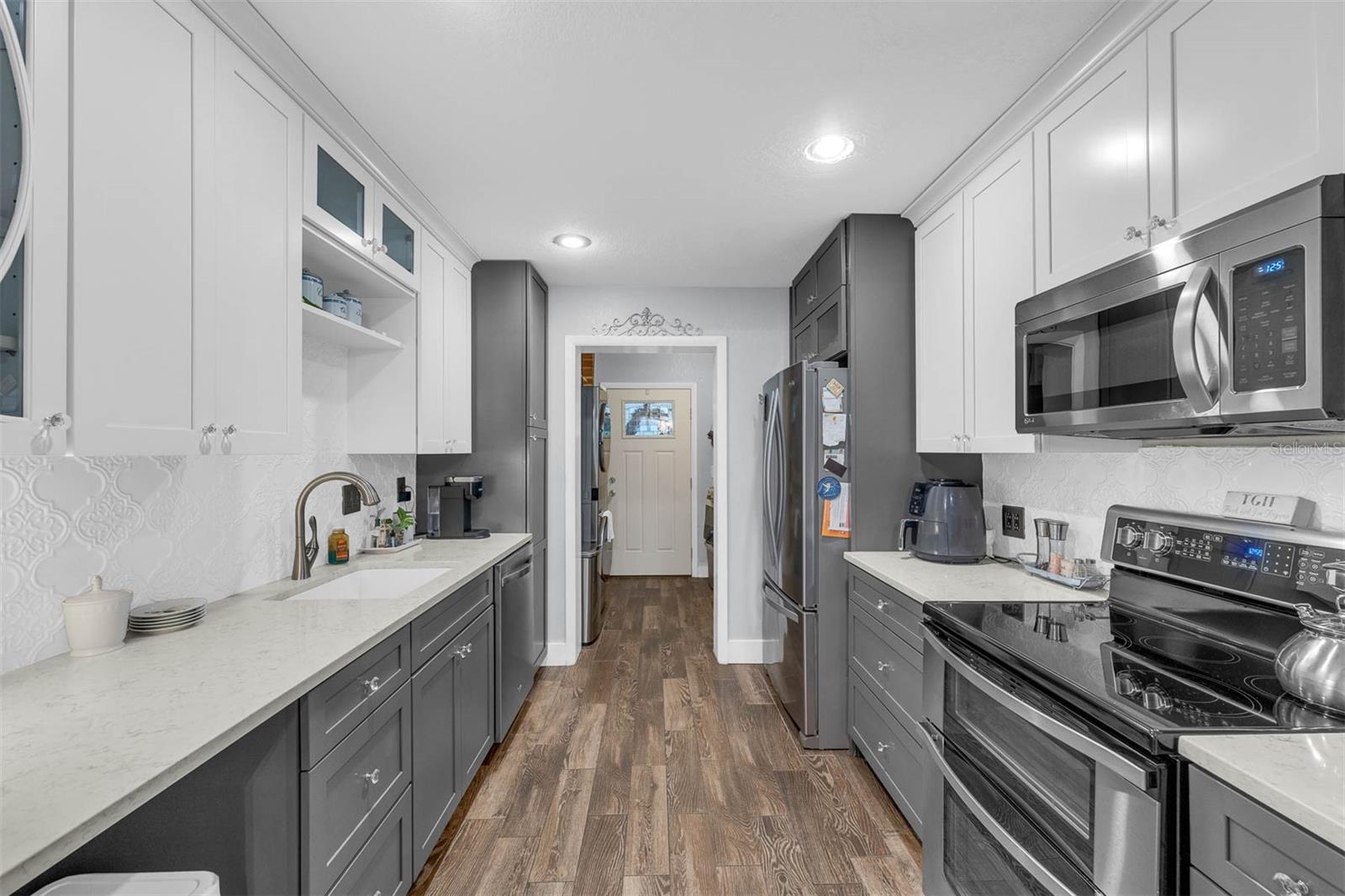 Image 12 of 32 For 1630 Gulfview Drive 423