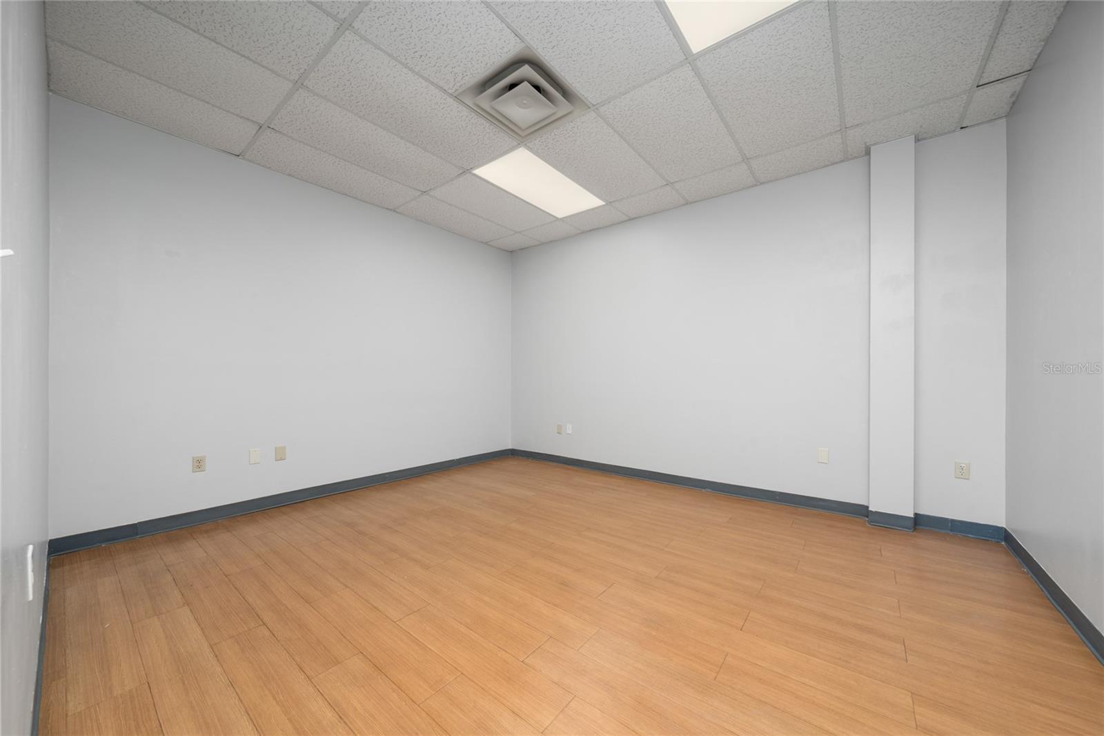 Image 7 of 20 For 7200 Lake Ellenor Drive 130