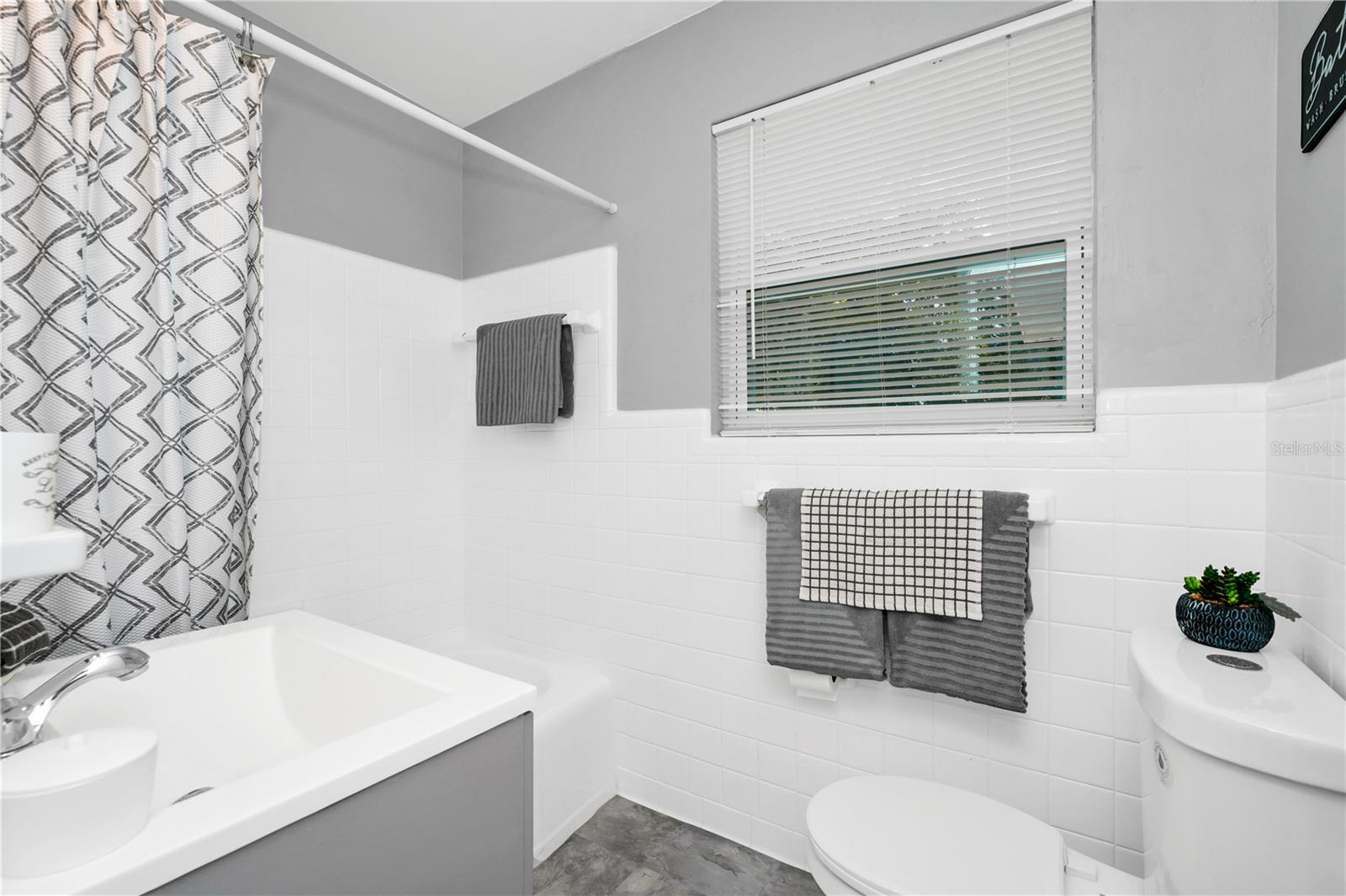 Image 24 of 30 For 511 Alder Avenue