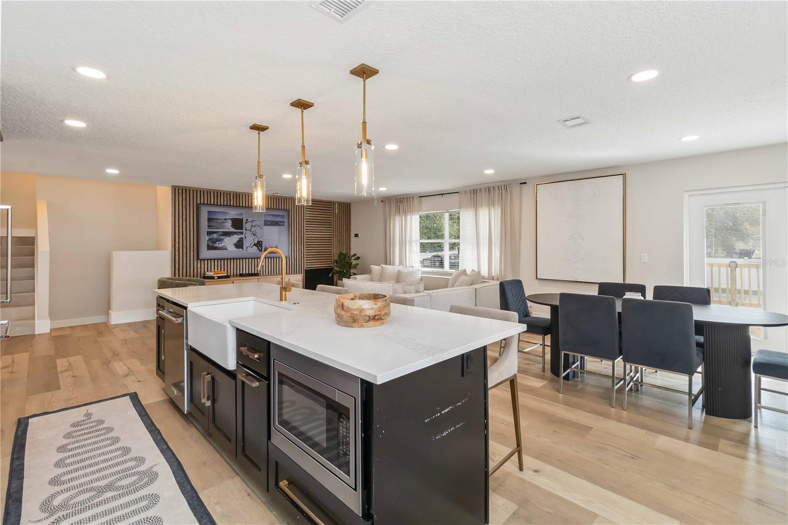 Image 18 of 53 For 8124 Laurel Tree Drive