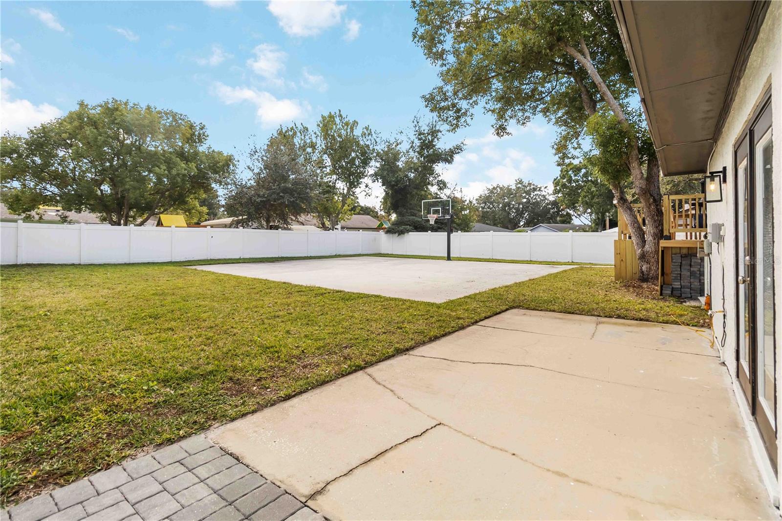 Image 45 of 53 For 8124 Laurel Tree Drive