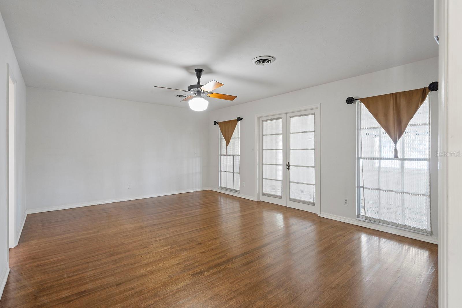 Image 17 of 31 For 3519 Cullen Lake Shore Drive