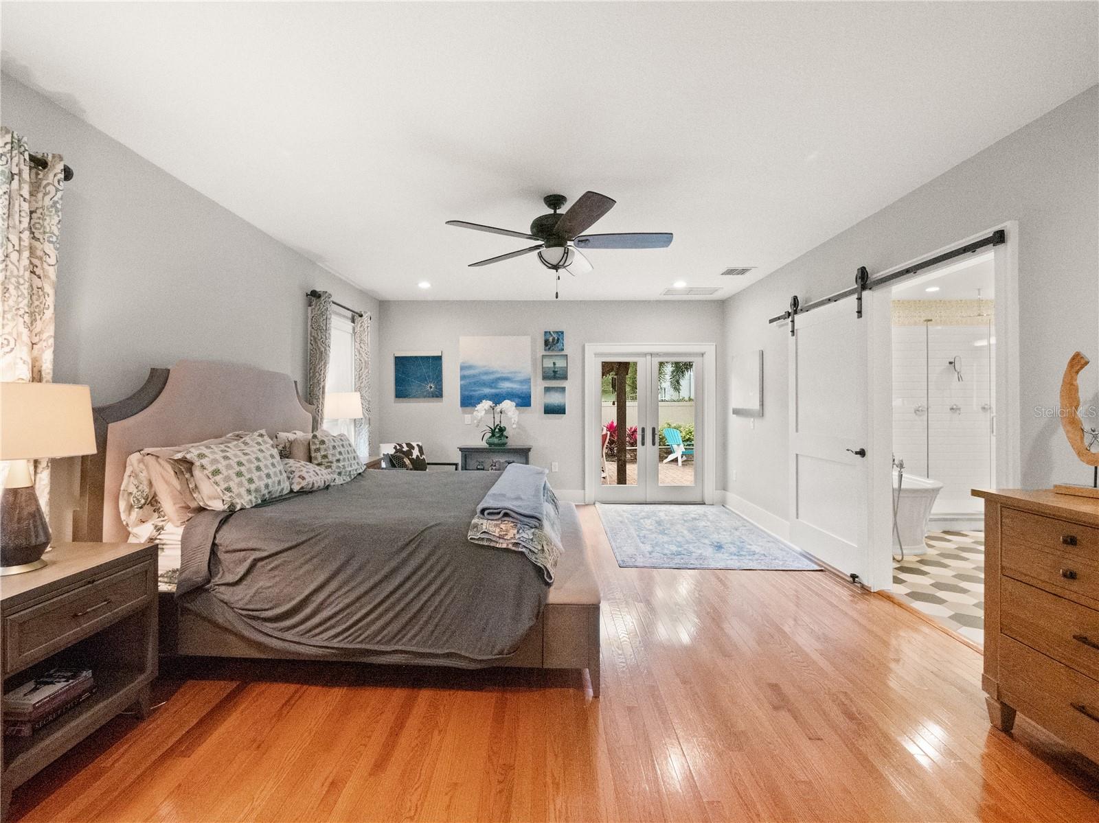 Image 17 of 34 For 818 Stetson Street