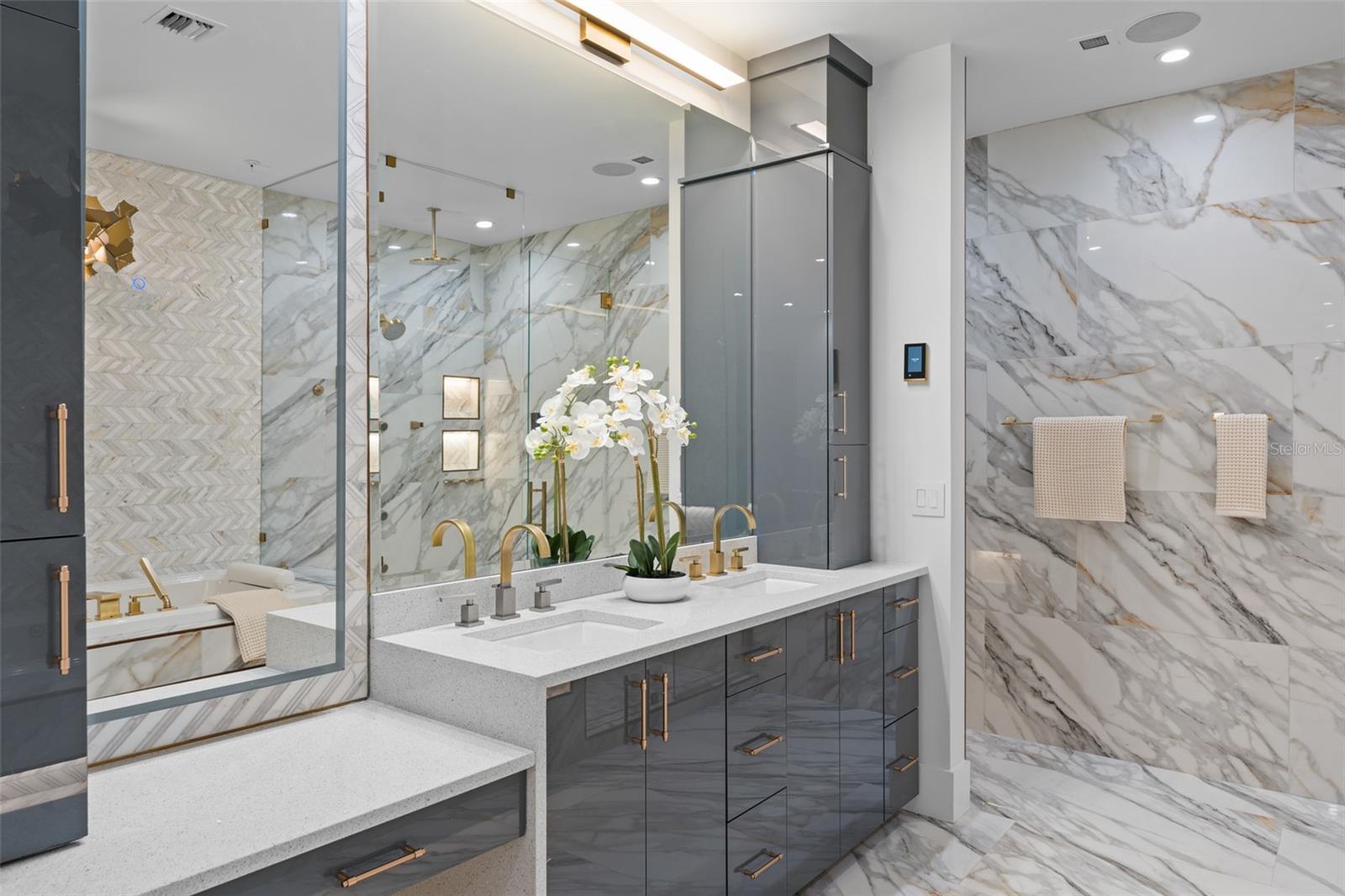 Image 20 of 44 For 150 Robinson Street Ph3506