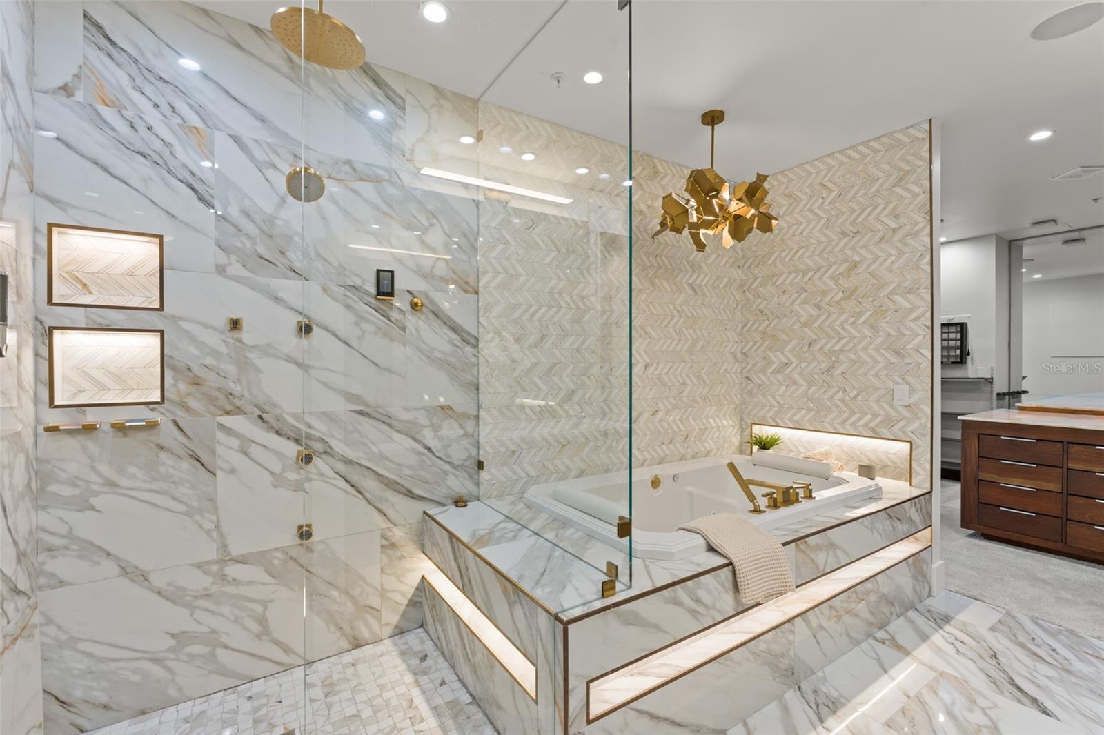 Image 21 of 44 For 150 Robinson Street Ph3506