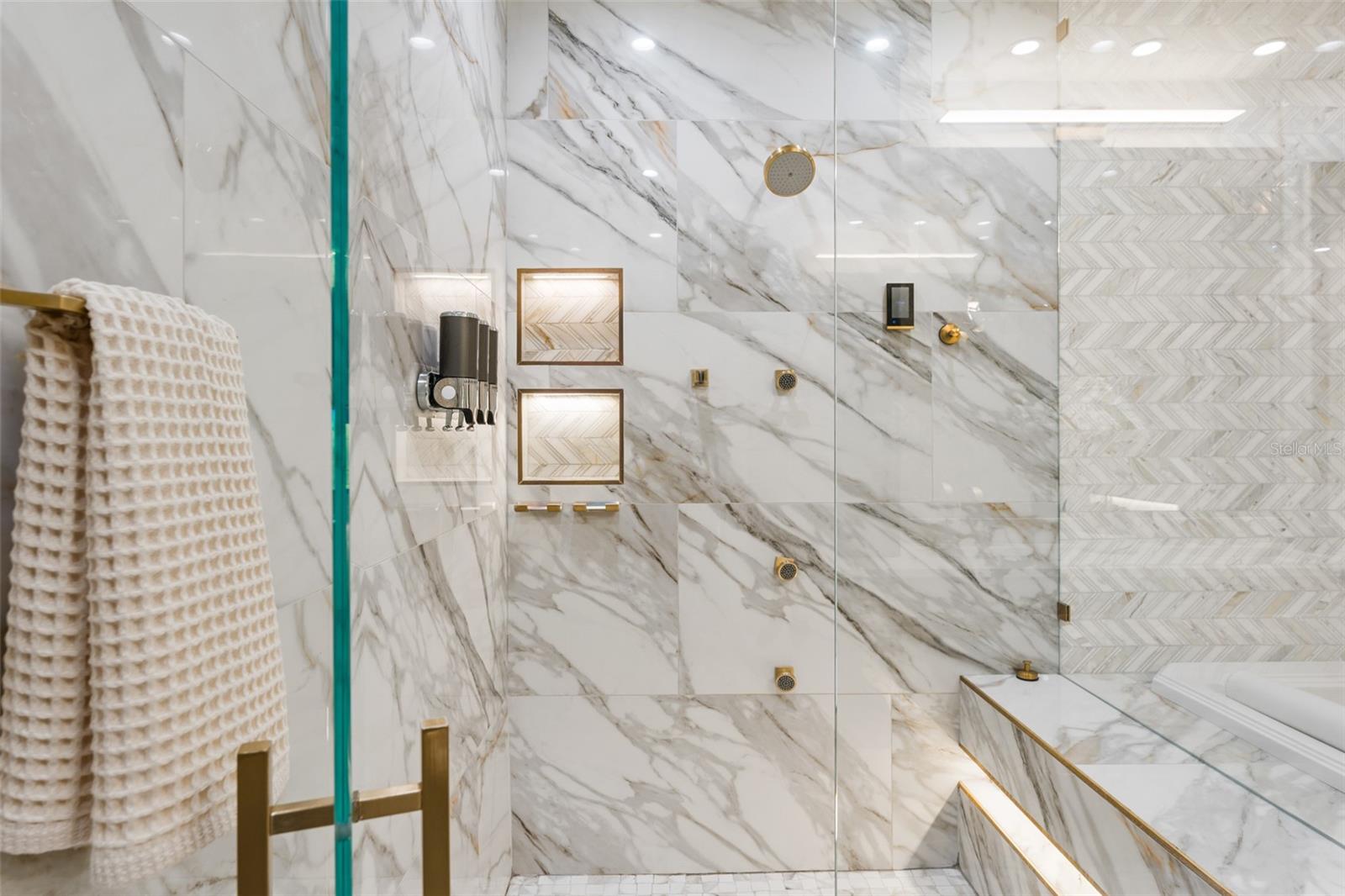 Image 22 of 44 For 150 Robinson Street Ph3506