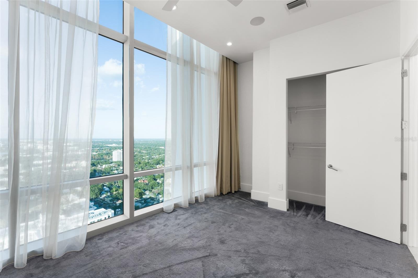 Image 27 of 44 For 150 Robinson Street Ph3506