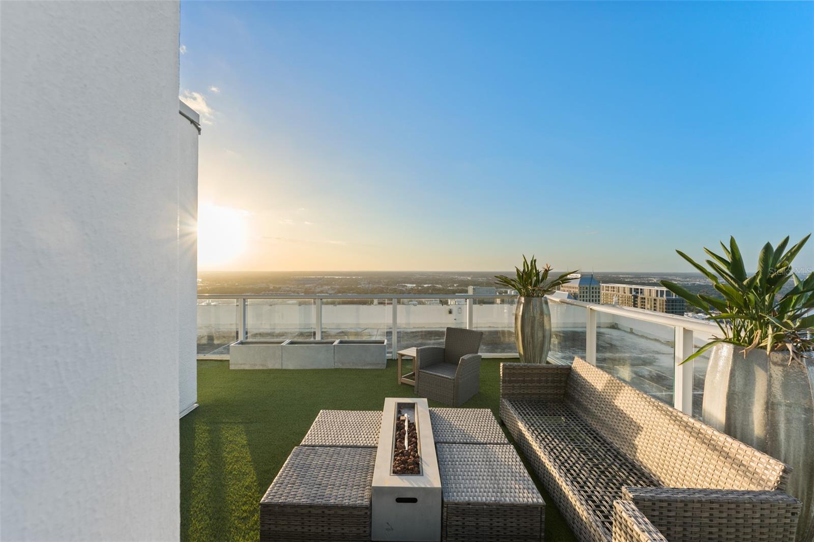 Image 37 of 44 For 150 Robinson Street Ph3506