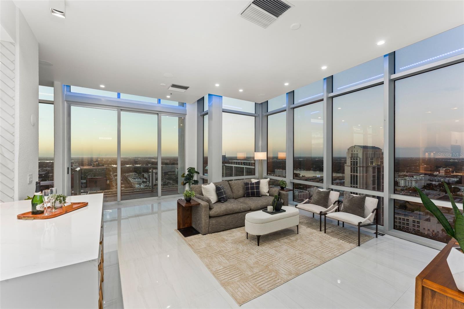 Image 4 of 44 For 150 Robinson Street Ph3506