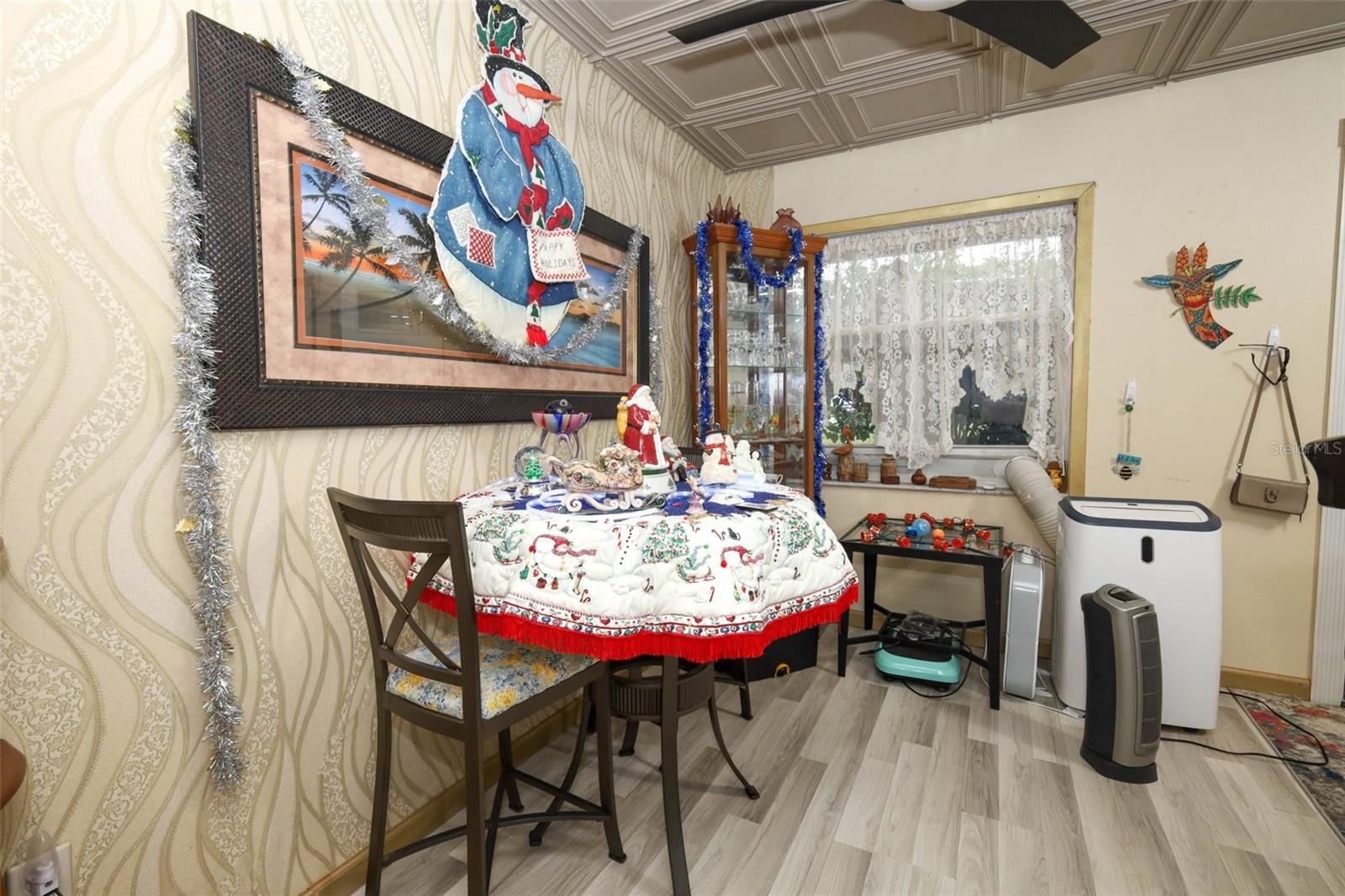 Image 11 of 25 For 613 Land Avenue