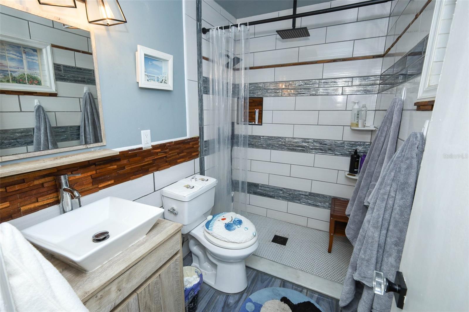 Image 19 of 25 For 613 Land Avenue