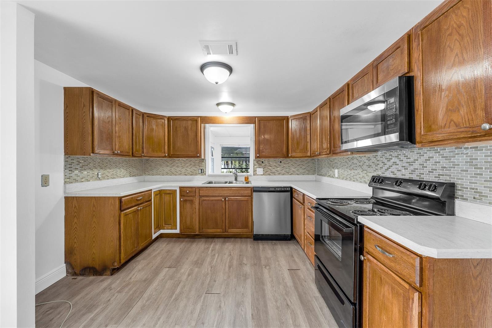 Image 9 of 21 For 562 Ruth Circle