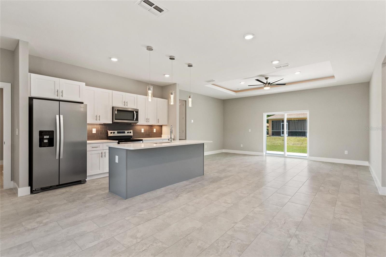 Listing photo id 12 for 421 19th Terrace