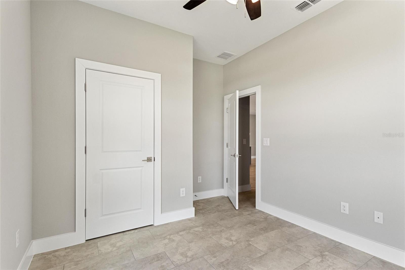 Listing photo id 21 for 421 19th Terrace