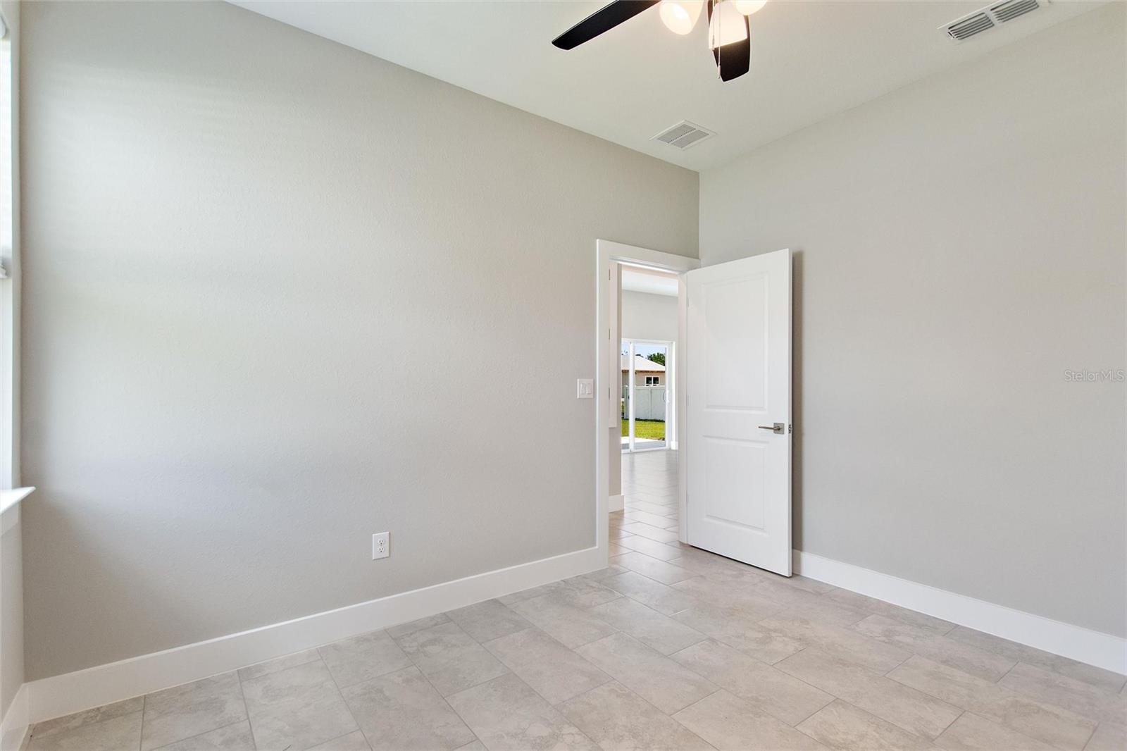 Listing photo id 25 for 421 19th Terrace